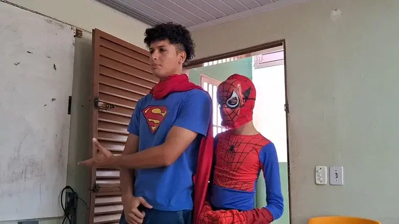 Troca de Heróis still 1