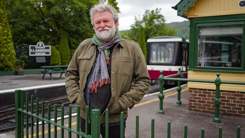 Britain's Favourite Railway Stations with Si King still 1