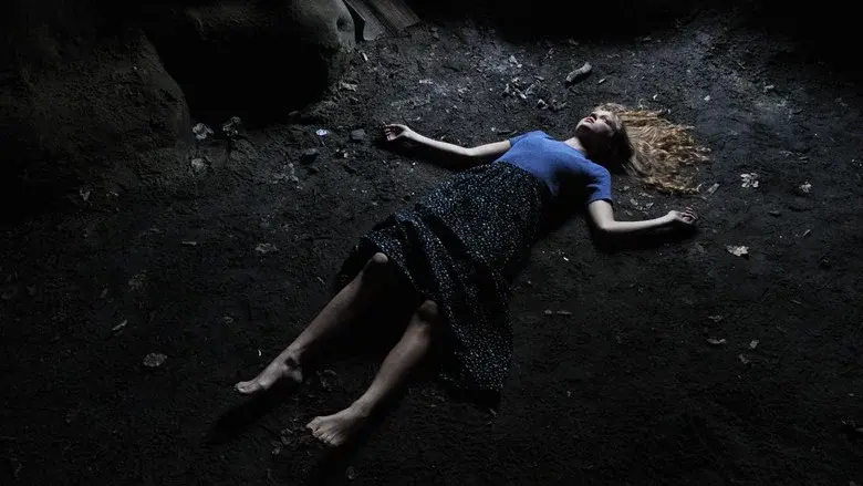 Sarah Plays a Werewolf still 2