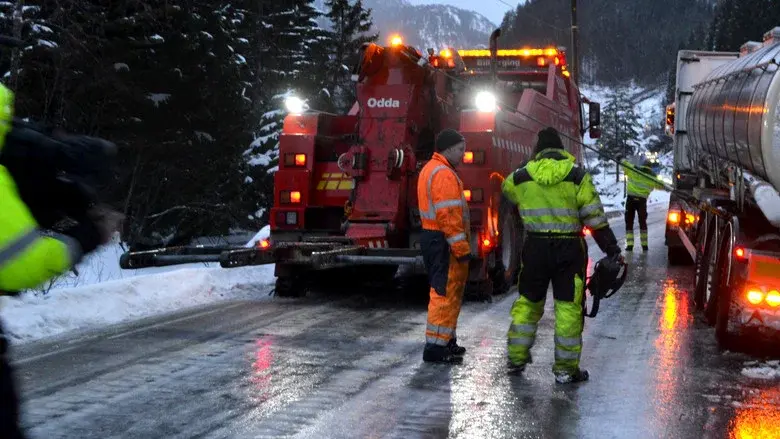 Ice Road Rescue still 6
