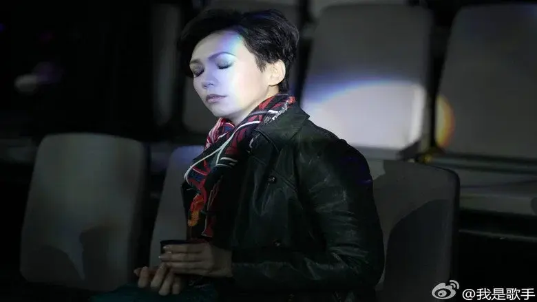 SINGER still 8