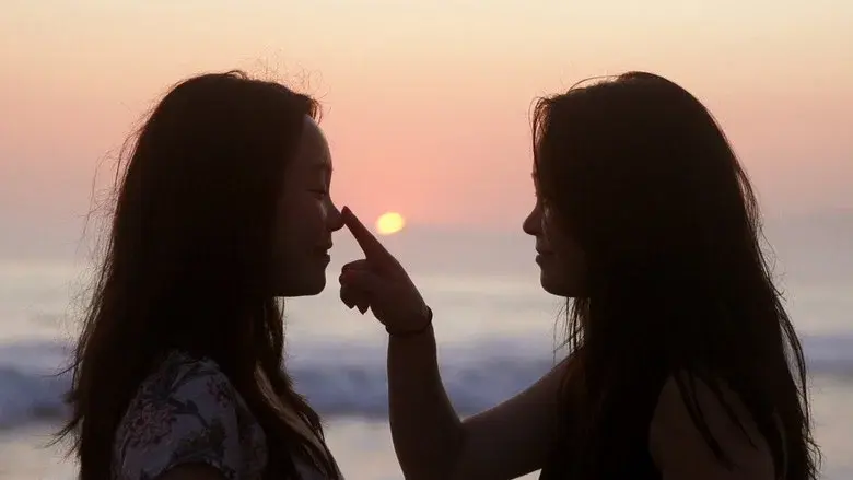 Twinsters still 7
