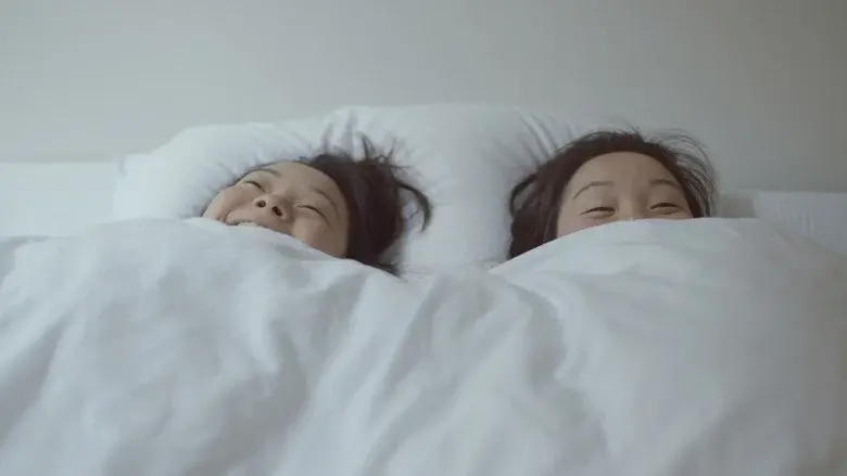 Twinsters still 4
