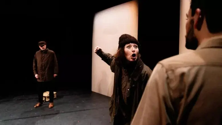 Coupures still 3