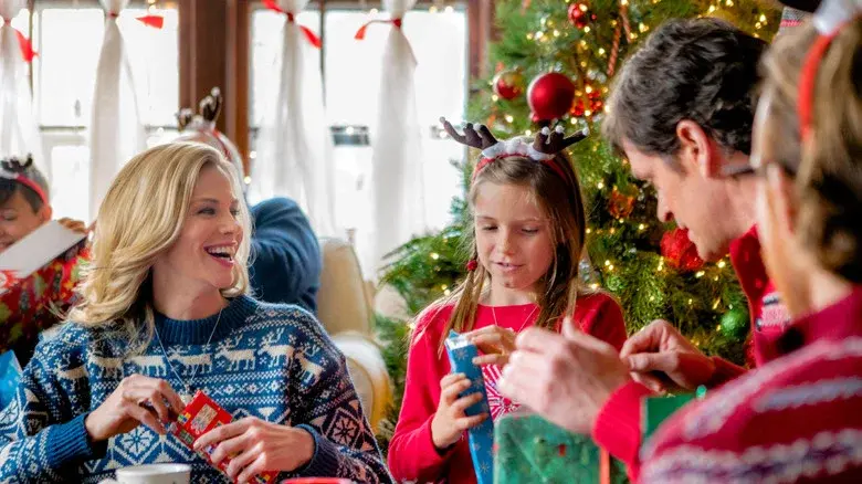 Christmas Connection still 2