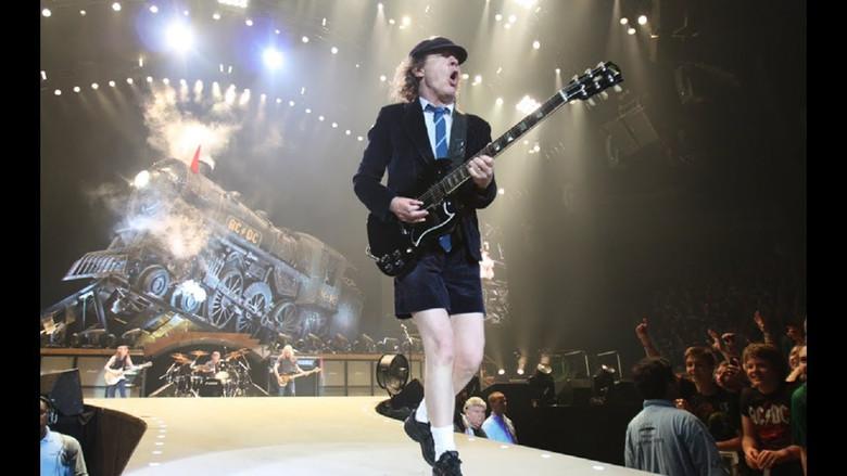 AC/DC - Stiff Upper Lip Live still 1