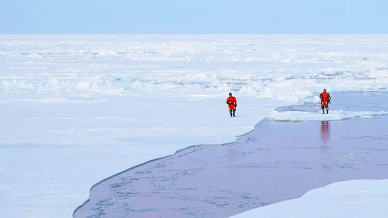 Sailing the North Pole still 3