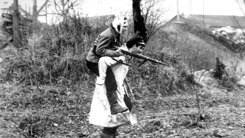 The Carabineers still 5