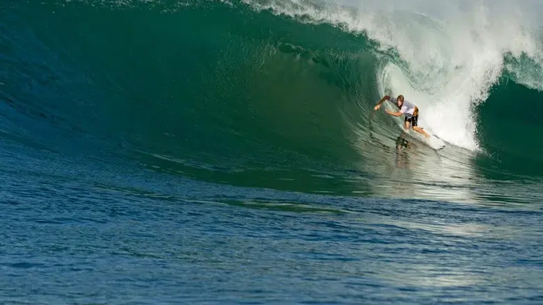 4 Waves 1 Hour still 1