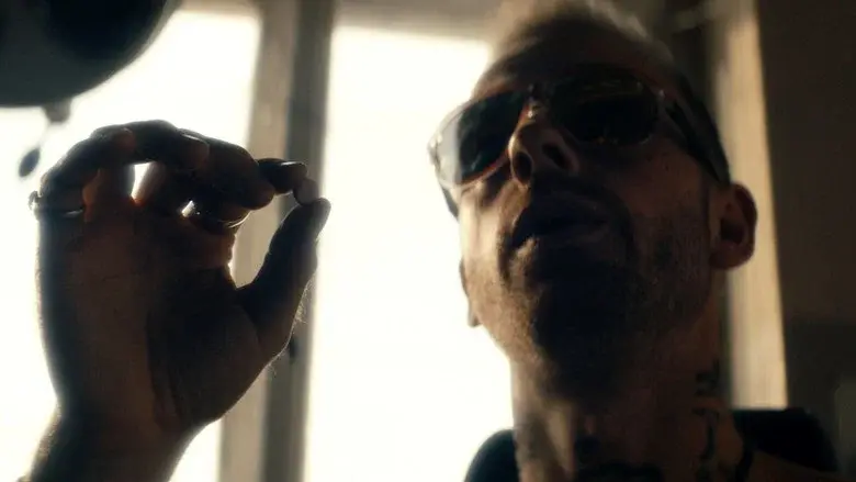 The Island still 6
