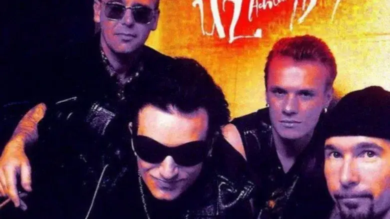U2: The Best of 1990-2000 still 3