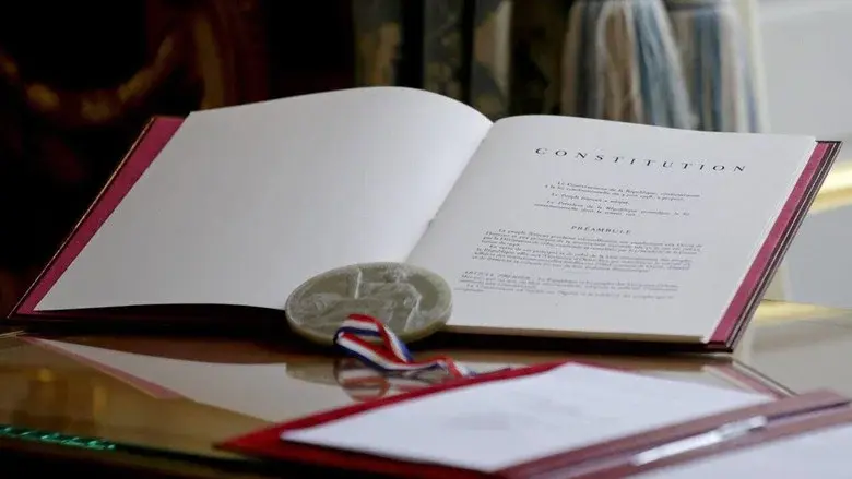 La Ve, une constitution sur mesure ? still 2